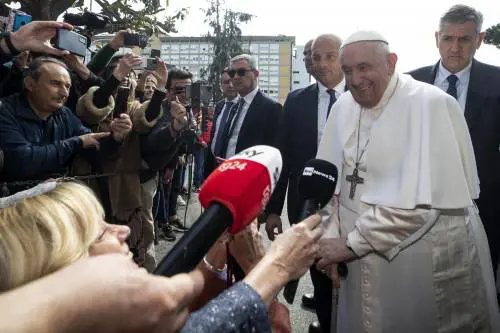 Francesco riabbraccia i fedeli: "Non ho avuto paura, sono vivo"