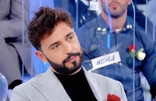Armando litiga con tutti a Uomini e Donne: Maria de Filippi prende le sue difese