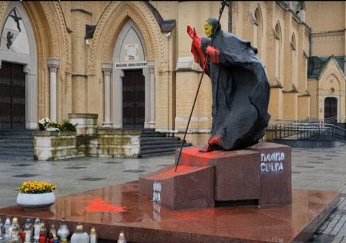 "Maxima Culpa": lo sfregio contro la statua di Giovanni Paolo II