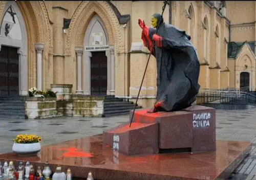 "Maxima Culpa": lo sfregio contro la statua di Giovanni Paolo II