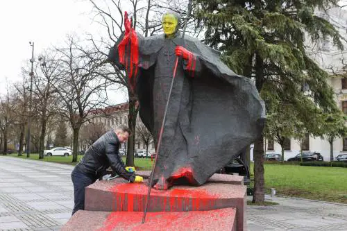 "Ha coperto dei preti pedofili". Profanata la statua di Wojtyla