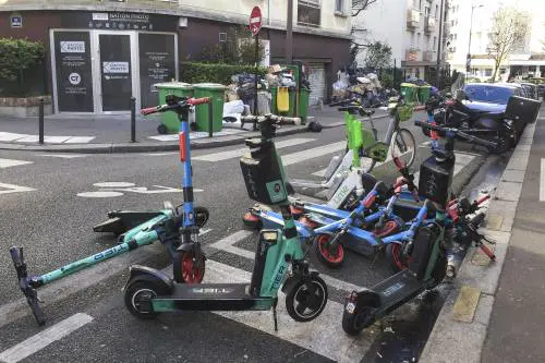 Parigi dice addio ai monopattini: e Milano? Le perplessità di Sala
