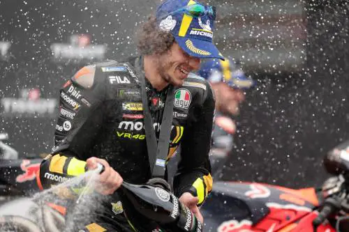 Bezzecchi regala a Vale il primo trionfo MotoGp e la vetta del mondiale