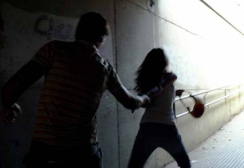 Violenta una ragazza sul portone di casa: l'orrore del tunisino 