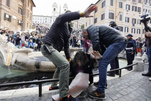 Agli eco-vandali che imbrattano i monumenti uno schiaffo non farebbe poi così male