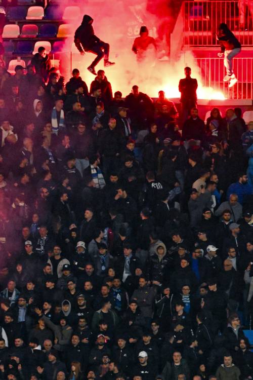 Costi alti, divieto di striscioni e bandiere, l'ira dei tifosi del Napoli: cosa sta accadendo