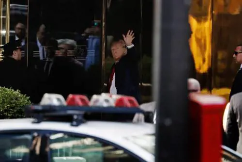 Trump arriva a New York. La Grande Mela blindata. "No telecamere in aula"
