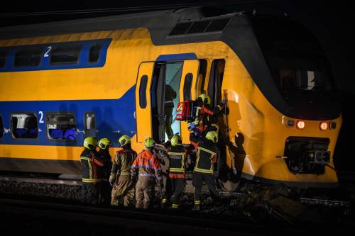 Treno deraglia in Olanda e si scontra con una gru: un morto e decine di feriti
