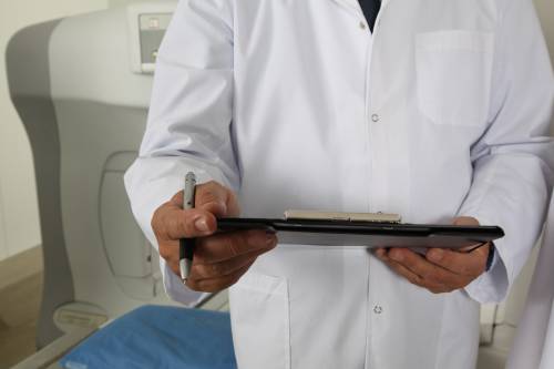 Tumore all'anca: di cosa si tratta, i sintomi e le cure