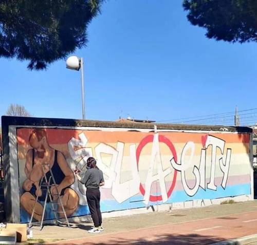 "Potremo dare della m...da ai responsabili". Cancellato a Rimini il murale dell'uomo che allatta il bebè