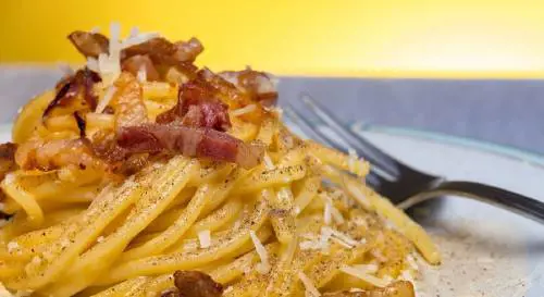 Ci mancava solo la carbonara col pollo sintetico, l'ultima follia dall'estero