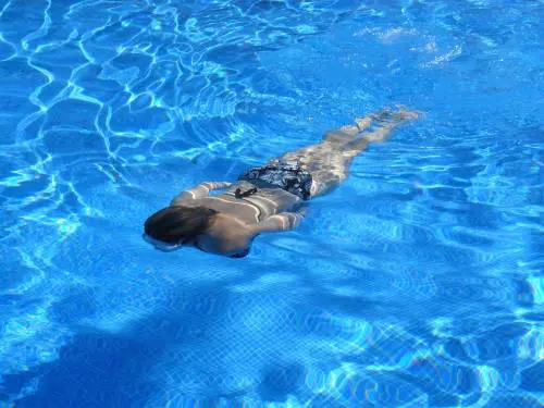 Trans bandite dalle gare di nuoto femminili: la svolta in Inghilterra