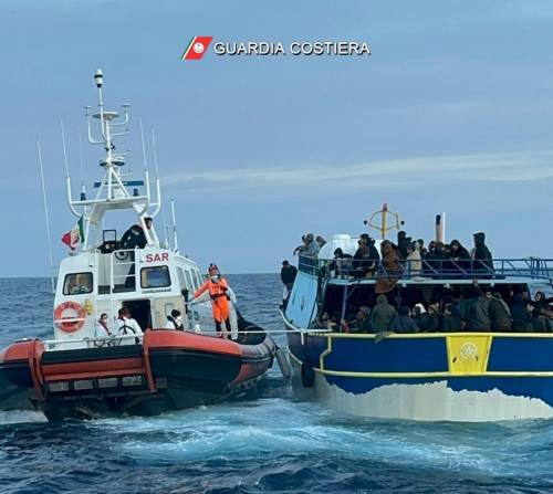 "Ormai è prassi". Guardia Costiera costretta a intervenire fuori dalle acque italiane