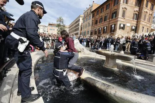 "Paghino i danni". Il ministro pensa a una sanzione per gli ecovandali dei monumenti