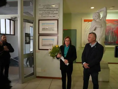 Frassinetti porta i fiori con il fratello di Tinelli: "Anche lui una vittima"