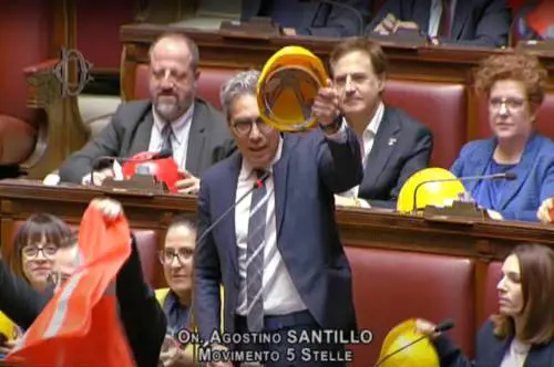 "Andate a lavorare!". "Buffoni!". I 5S in Aula col caschetto per il Superbonus