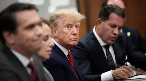 La prima foto di Trump in aula seduto tra i suoi legali