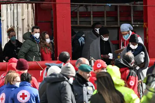 In 500 sul barcone salvati nella notte. E a Salerno soccorsi altri migranti