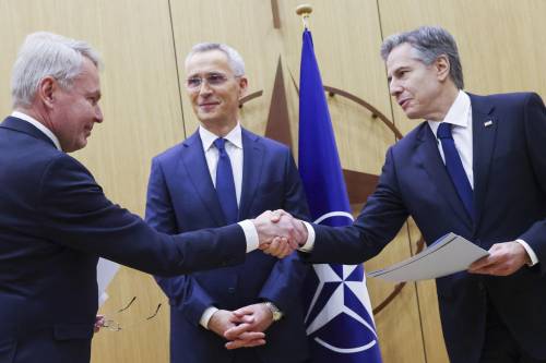 Helsinki entra nella Nato. Furia Mosca: "Reagiremo". Biden: "Più forti che mai"