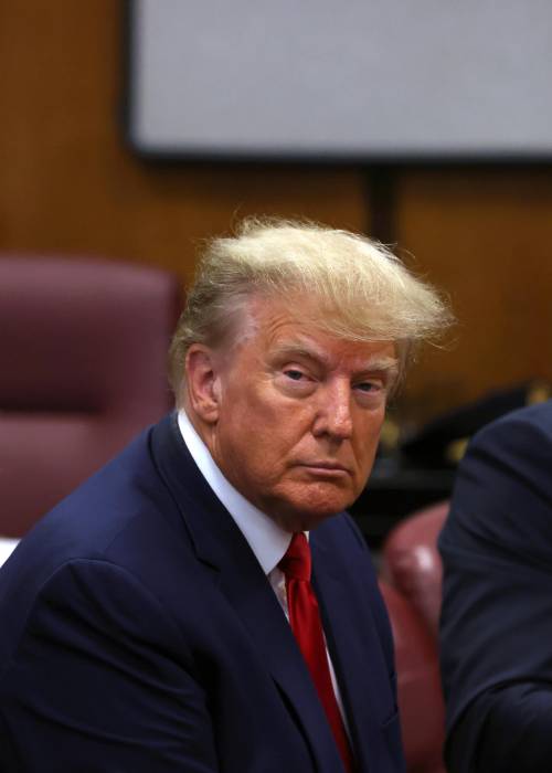 Trump in arresto e la sfida al sistema. "Processo surreale. La giustizia è finita"