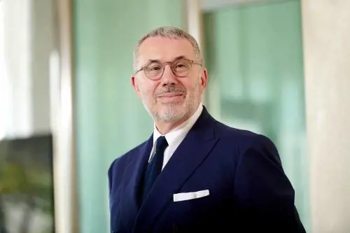 Intesa apre allo shopping per crescere all'estero