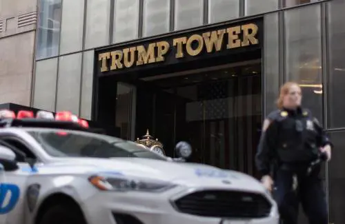 I soldi al portiere e il figlio illegittimo: l'altra tegola su Trump