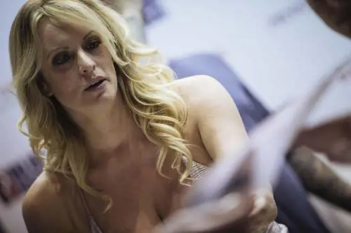 "Paghi 122 mila dollari". E Trump vince la causa contro Stormy Daniels