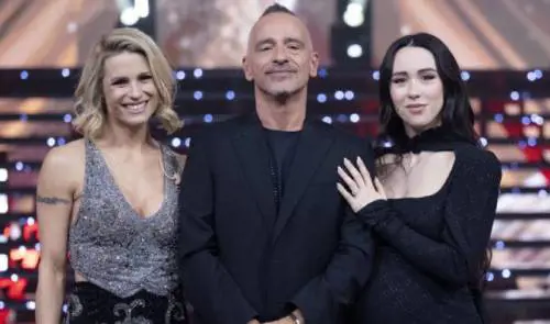 "Non ha ancora visto il nipote". Quelle strane voci su Eros Ramazzotti