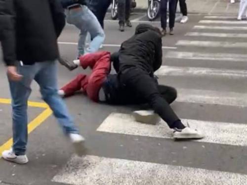 Un fotogramma della rissa avvenuta davanti al liceo Michelangiolo di Firenze