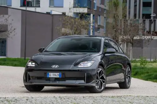 Hyundai IONIQ 6: la prova dell'auto che sfida Tesla