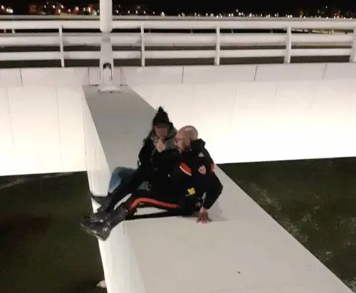 "Mi butto, addio". Minaccia il suicidio da un ponte, il carabiniere la salva