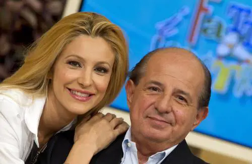 "Diffamazione aggravata". Magalli rinviato a giudizio per le parole sulla Volpe