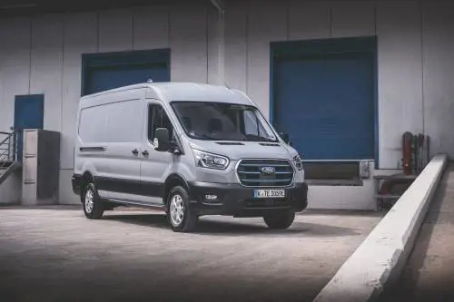 Ford E-Transit, il furgone più venduto al mondo diventa 100% elettrico. La prova di un professionista