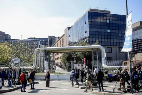 Berlusconi in ospedale per una polmonite. "Reagisce alla terapia"