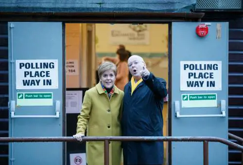 Sturgeon, addio e dubbi. Arrestato il marito Peter. Indipendentisti in crisi