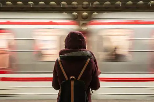 "Un passeggero ci ha visti ma è andato via". Quel dettaglio sulla violenza choc sul treno