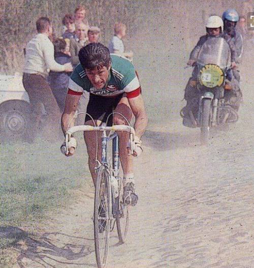 Francesco Moser con la maglia tricolore durante una delle Parigi-Roubaix