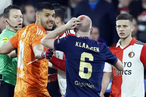 Fumogeni, lancio di oggetti e sangue: succede di tutto tra Feyenoord e Ajax