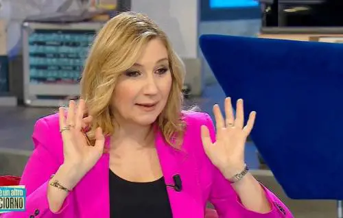 Serena Bortone, battibecco in diretta: "È un'intervista e faccio le domande"