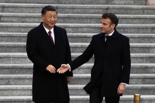 Macron è "il poliziotto buono". Sceglie la realpolitik e fa affari