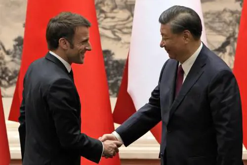 Macron senza pace: proteste in Francia. Ue indignata per le sue parole filo-Xi