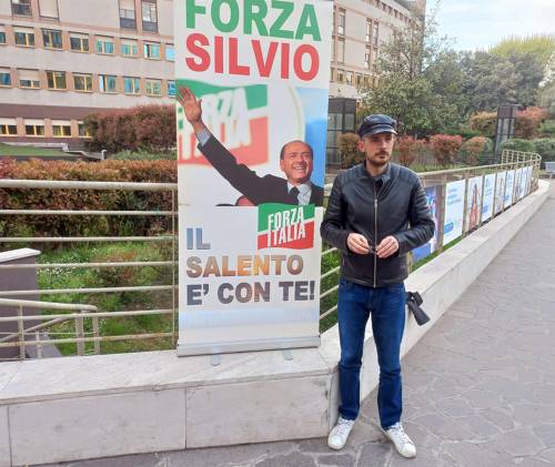 Il fan che viaggia 10 ore per Berlusconi: "Per te andrei al Polo nord"