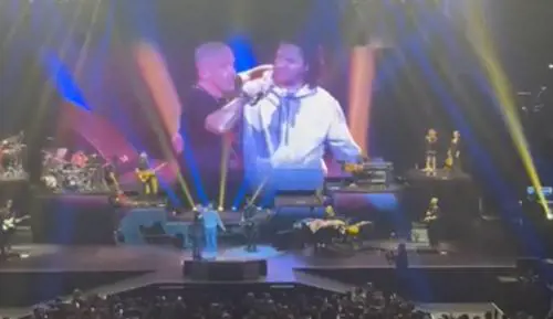"Sali sul palco...". Il fuoriprogramma al concerto di Eros Ramazzotti