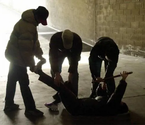 Legato alla panchina, spogliato e costretto a baciare i loro piedi: a Latina l'orrore della baby gang sul disabile