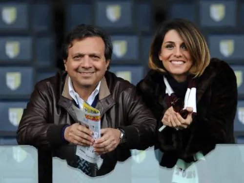 Assegno per la figlia dimezzato. L'ex a Chiambretti: "Hai 15 milioni..."