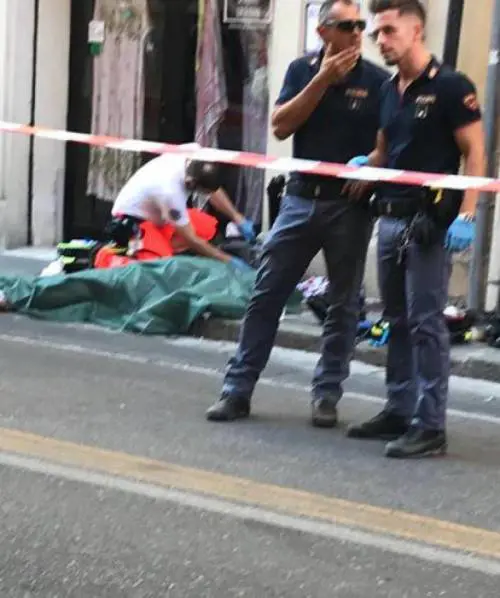 Sanitari e forze dell'ordine sul luogo dell'omicidio, lo scorso agosto