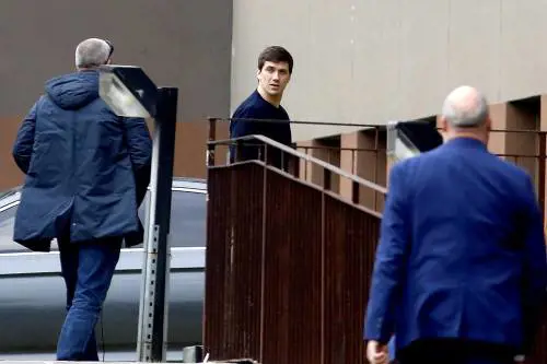 Pollice in su per Silvio Berlusconi: "Sta bene"