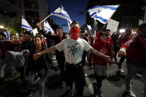 Gli attentati non fermano le proteste