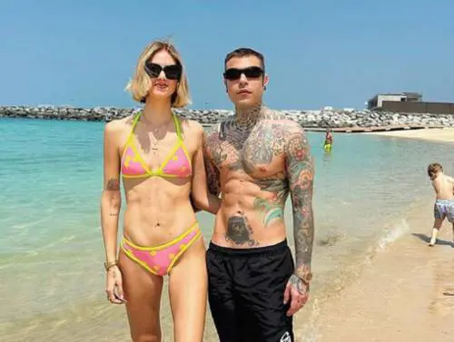 Bufera su Fedez: la vacanza a Dubai finisce nelle polemiche