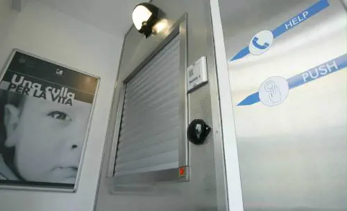 "Ciao, mi chiamo Enea". Bimbo di pochi giorni affidato alla culla per la vita di Milano